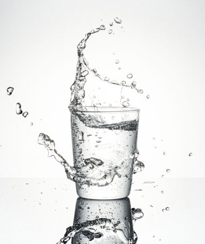 液体水从玻璃里溅出来健康饮料水