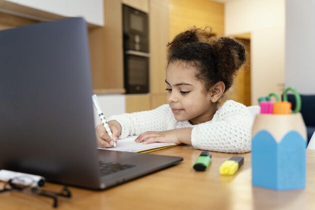 在线小女孩在家学习 在网上学校用笔记本电脑班级网络小