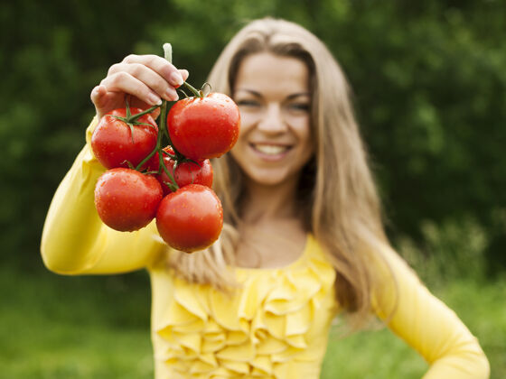 展示吃西红柿的女人食物新鲜树枝