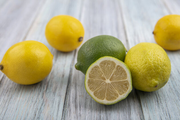 食物灰色背景上柠檬酸橙的前视图柠檬柑橘水果