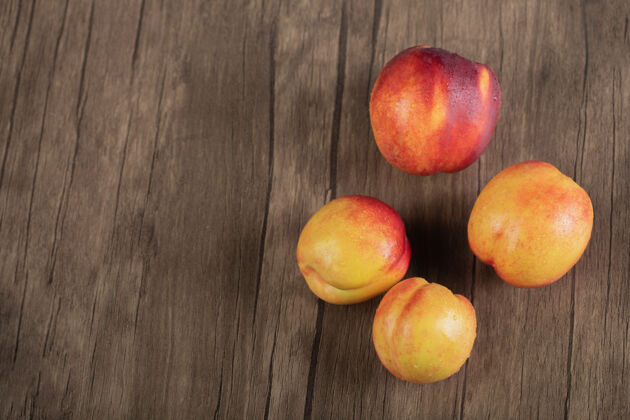 美味黄红色的桃子放在木头砧板上收获新鲜品质