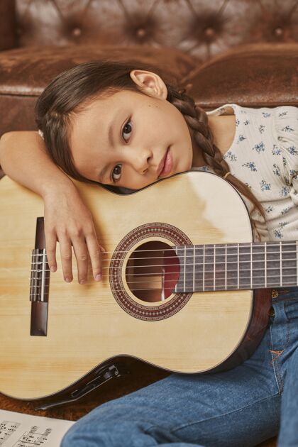 吉他手小女孩在家弹吉他艺术乐器吉他