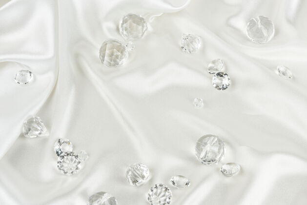 优雅白色织物上装饰性的透明钻石奢侈品面料装饰