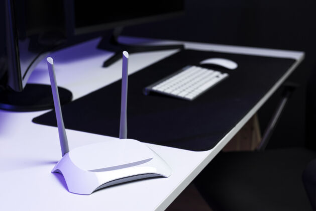 技术桌上的Wifi路由器智能连接通信无线可打印