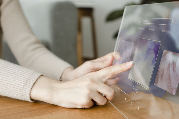 播放女人用透明平板播放音乐的创新技术未来派音乐屏幕
