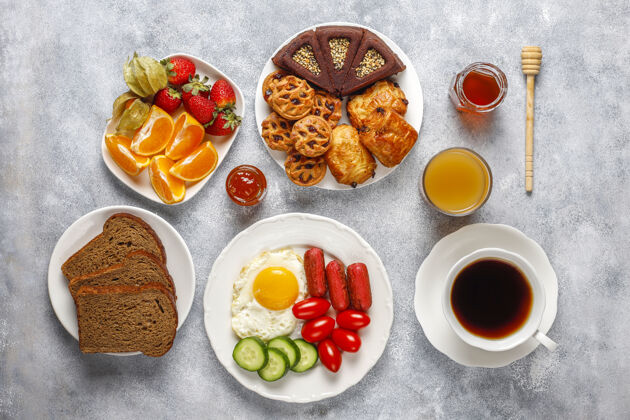 面包早餐盘子里有鸡尾酒香肠 煎蛋 樱桃番茄 糖果 水果和一杯桃子汁土耳其新鲜水果