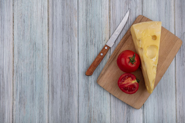 熟食店顶视图复制空间马斯丹奶酪与西红柿在一个立场上与一把刀在灰色背景食物观点副本