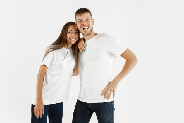 肖像这对美丽的年轻夫妇的肖像被隔离在白色的工作室背景上面部表情 人类情感 广告理念广告空间女人和男人站在一起拥抱 看起来很幸福衬衫团结拥抱