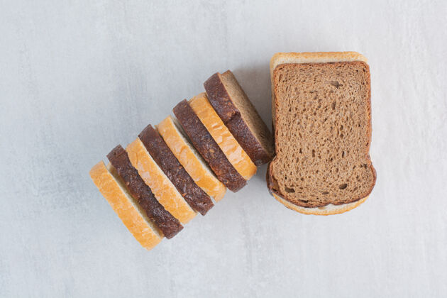 面包片新鲜的白色和棕色面包片放在大理石背景上食品美味面包