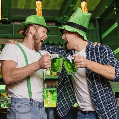 饮料笑脸男在酒吧喝饮料庆祝圣帕特里克节爱尔兰绿色场合