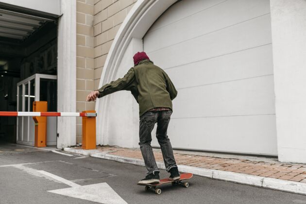 活动在城市里玩滑板的人男性城市体育