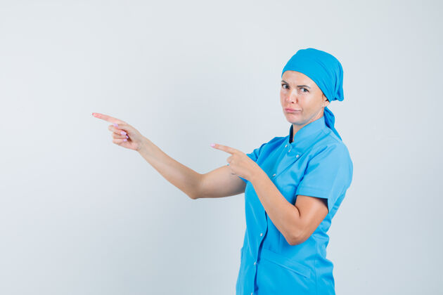 工作人员女医生指着身穿蓝色制服的一侧 面带疑惑 正对着视图病人实验室指点