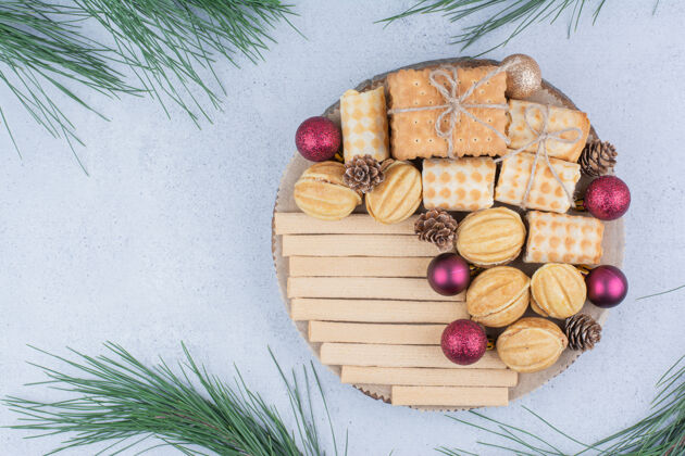 面包房各种饼干和圣诞装饰品在木板上球松果糕点