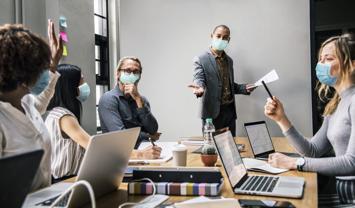 笔记本电脑商务人士戴口罩参加冠状病毒会议 新常态冠状病毒大流行老板领导