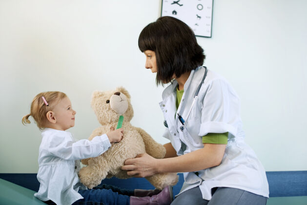 健活方式儿科医生在医生办公室和孩子玩职业医生听诊器