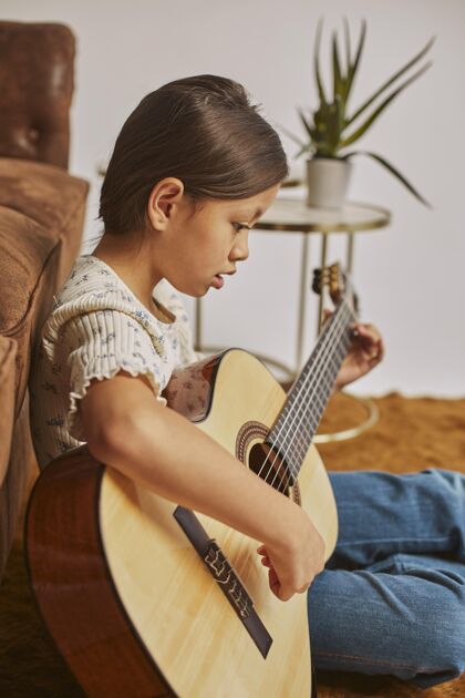 班在家弹吉他的小女孩孩子表演课