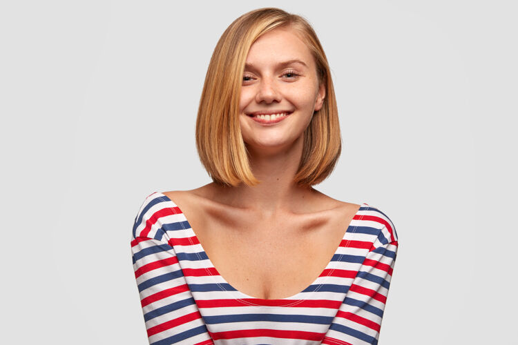 感觉温柔微笑的美女照片积极姿势牙齿