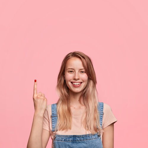 照片积极微笑的女性 拥有完美的牙齿介绍信心食指