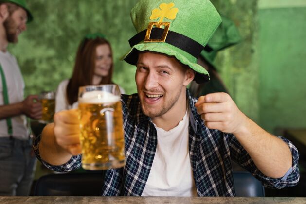 水平在酒吧庆祝圣帕特里克节的戴帽子的快乐男人的正视图女士帽子男士