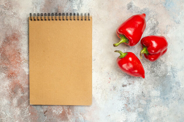 视图顶视图红甜椒笔记本裸体表面免费空间冬青番茄笔记本