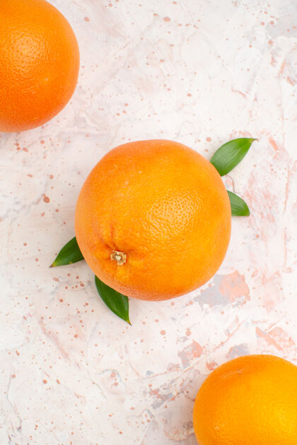 果汁在明亮的孤立表面上俯瞰新鲜的橙子脐橙柑橘观点