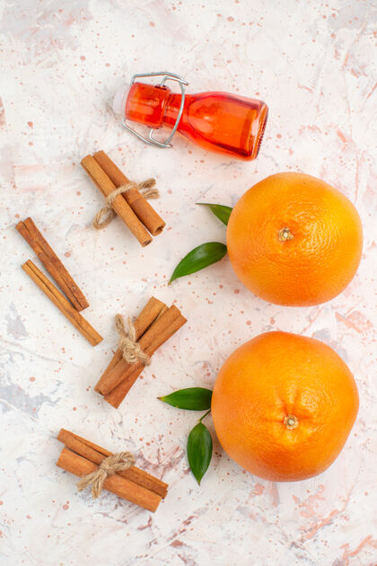 维生素顶视图新鲜橙子肉桂棒瓶在明亮的表面柑橘顶部脐橙