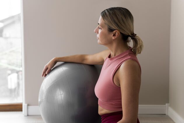 室内用健身球锻炼的女人锻炼有氧健康