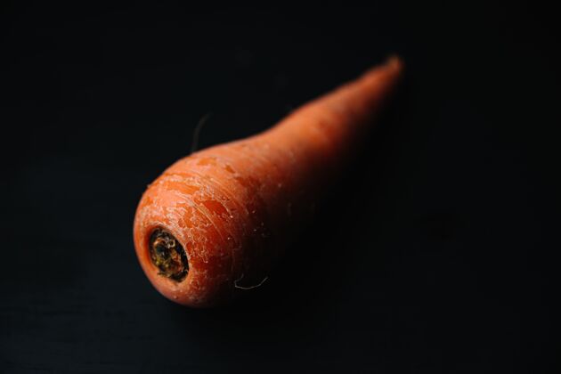 素食主义者新鲜的有机胡萝卜在黑色的表面胡萝卜有机深色