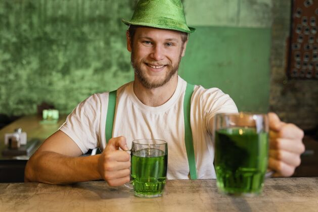 饮料帅哥在酒吧喝酒庆祝圣帕特里克节爱尔兰幸运水平