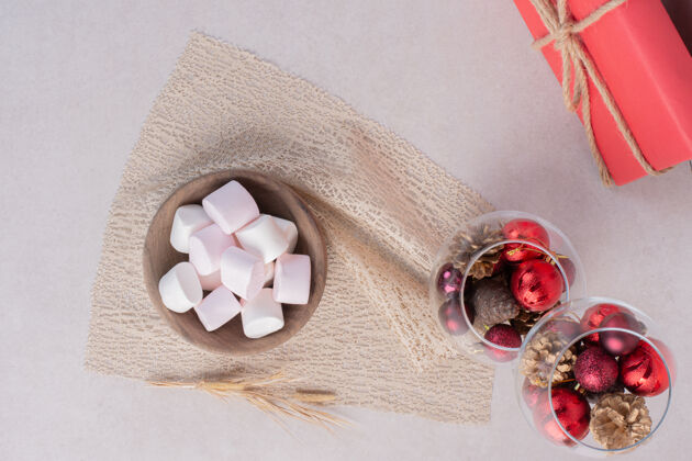 棉花糖木板上的甜棉花糖木板圣诞球绳子