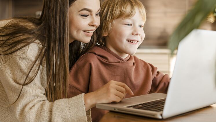 科技笑笑妈妈和孩子一起使用笔记本电脑爱好笔记本电脑孩子