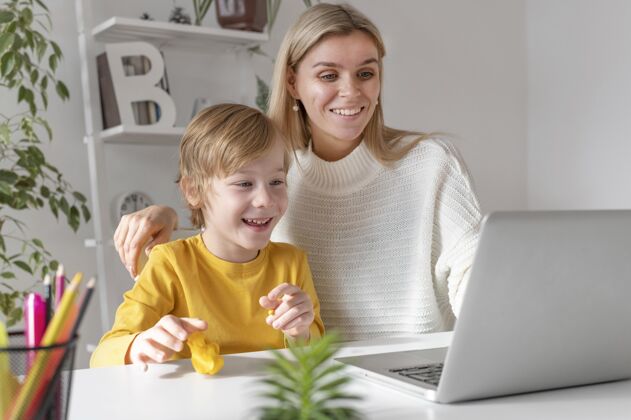 科技母子俩在家里用笔记本电脑女人娱乐娱乐