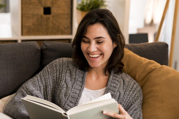舒适笑脸女人在客厅看书护理生活方式北欧风格