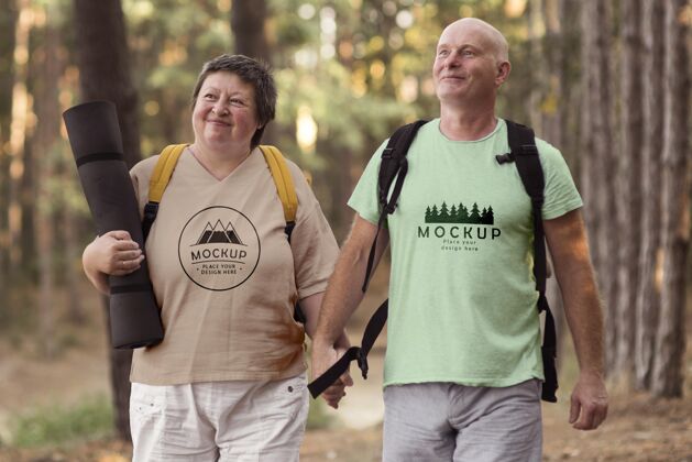 老年人一对老夫妇在露营时穿着一件模拟t恤户外探险妻子