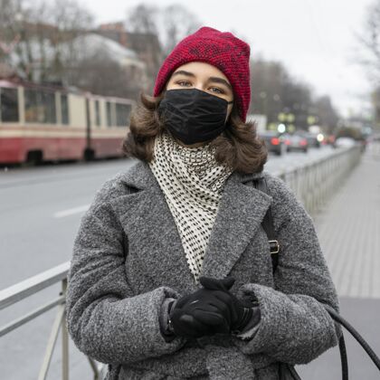 公民城市户外戴着医用口罩的女人的正面图个人防护流行病
