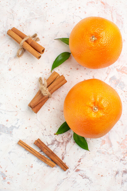 果汁顶视图新鲜橙子肉桂棒在明亮的表面肉桂维生素脐橙