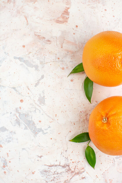 明亮在明亮的表面上俯瞰新鲜的橙子和自由的地方顶部果汁橙子