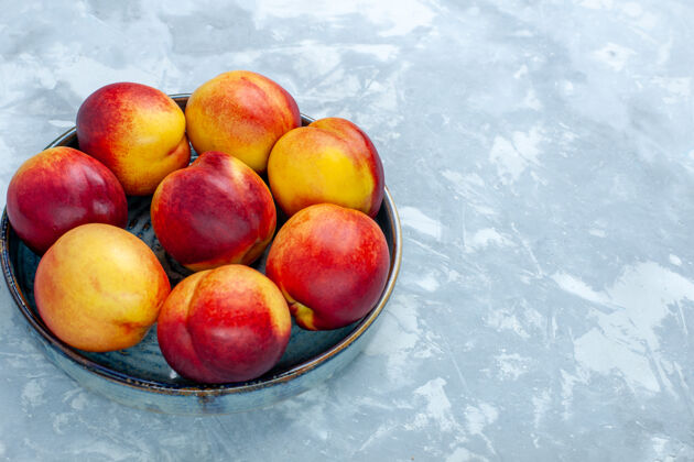 农产品在浅白的桌子上可以看到新鲜的桃子和美味的夏日水果美味树核果