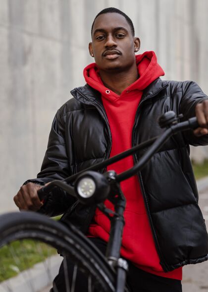 城镇非裔美国人的肖像和他的自行车运动自行车体育
