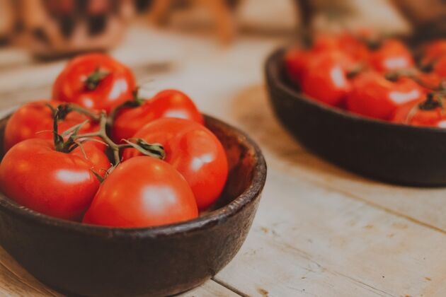 配料一堆西红柿在一个黑碗里食物素食主义者碗