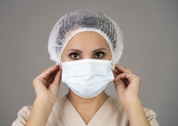 外科口罩特写戴着医用面罩的医生健康保健卫生工作者