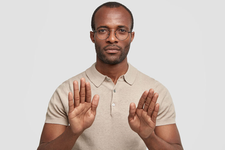 外观严肃冷静的非洲裔美国人的照片显示停止手势手掌胡茬时尚