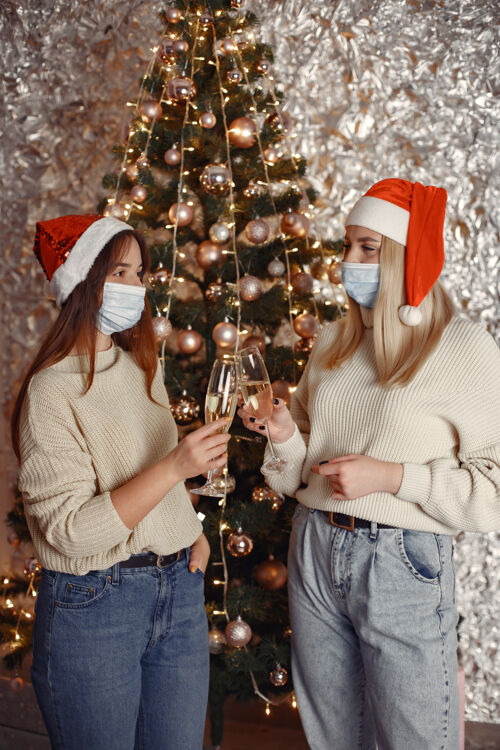 室内冠状病毒和圣诞节的概念一起大流行预防