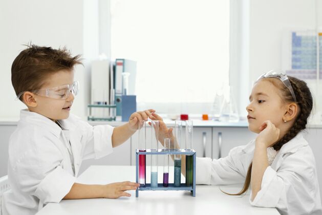 试管实验室里的男女科学家们戴着安全眼镜和试管教育实验室实验室