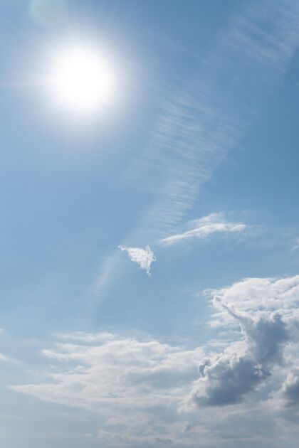 天空阳光照在多云的天空云景自然蓝色