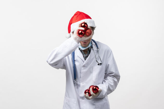肖像男医生拿着塑料玩具 健康情绪塑料圣诞节成人