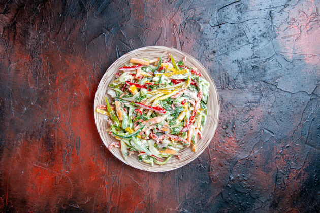深色顶视图蔬菜沙拉盘上暗红色的桌子上的自由空间盘子菜肴胡椒粉