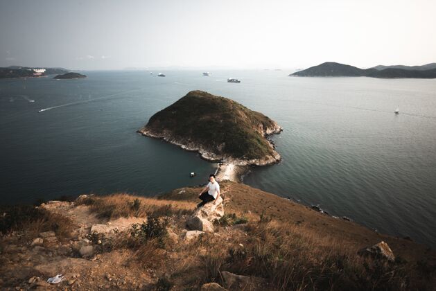 地标广角拍摄的庄士敦山环绕着香港的水倒影蓝色湖泊