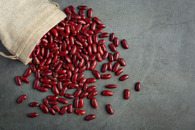 作物红芸豆从麻袋里倒在地上营养餐饮肾脏