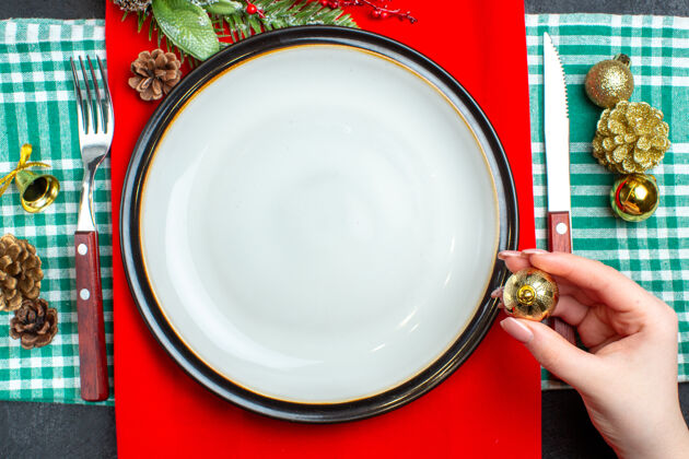 瓷器国家圣诞大餐背景俯视图 空盘子餐具套装 绿色条状毛巾上有一个装饰配件盘子视图毛巾